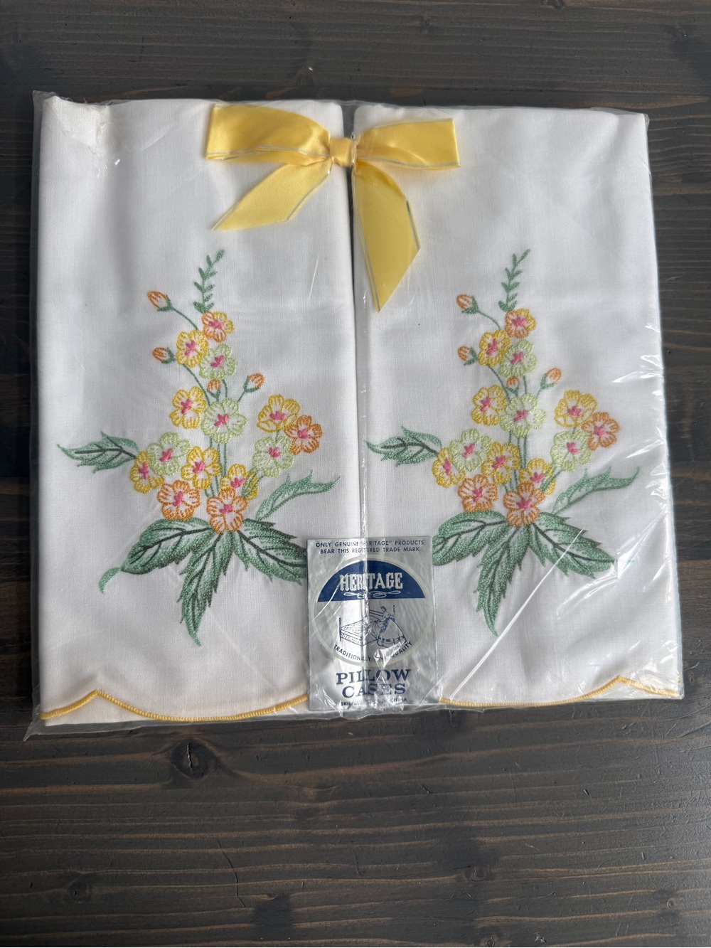 Vintage unopened  Heritage brand embroidered pillowcases💛